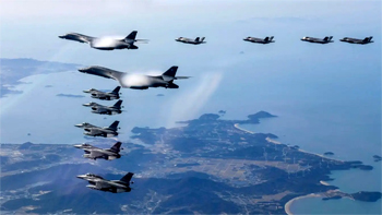 US bombers escorted by South Korean and Japanese fighers exercise in the South Korean arena